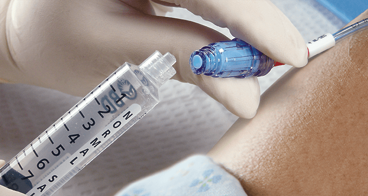 Connecting syringe