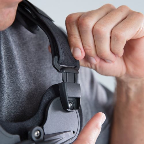 Quick-release shoulder buckles