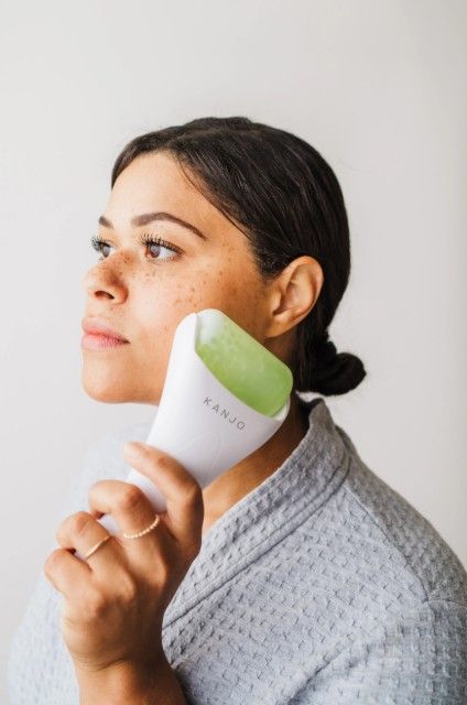 Woman rolling Kanjo on her face