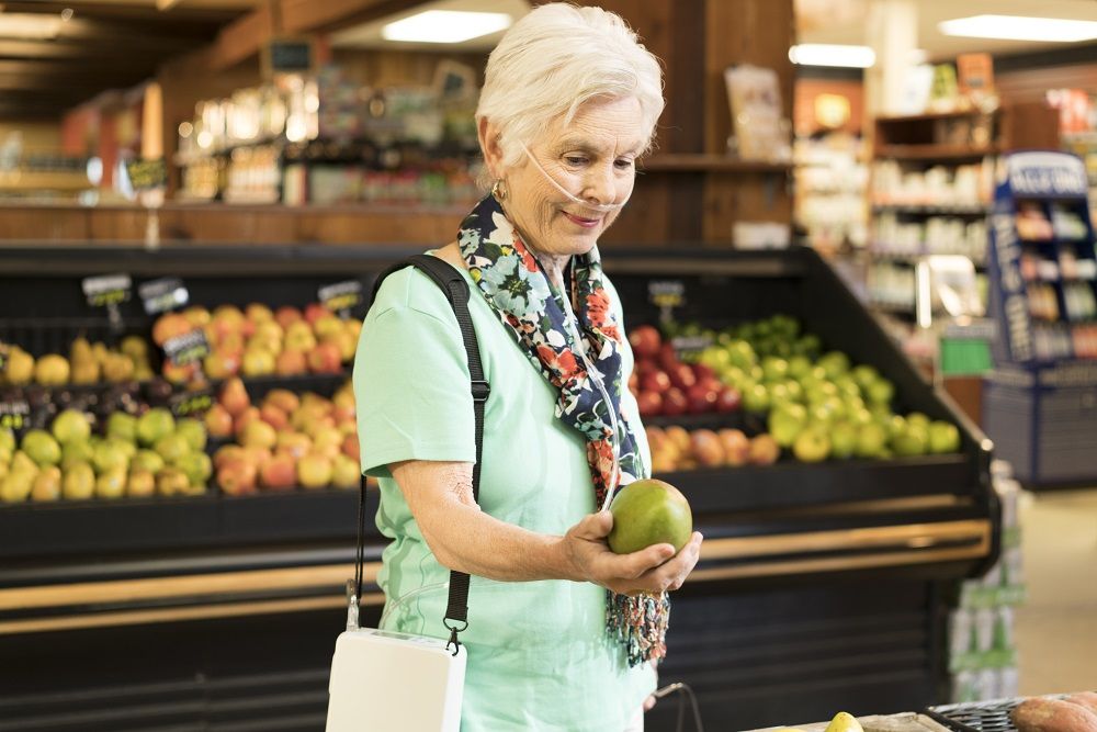 Woman grocery shopping with the G4 over her shoulder