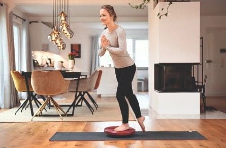 Woman standing on Plus model with one leg