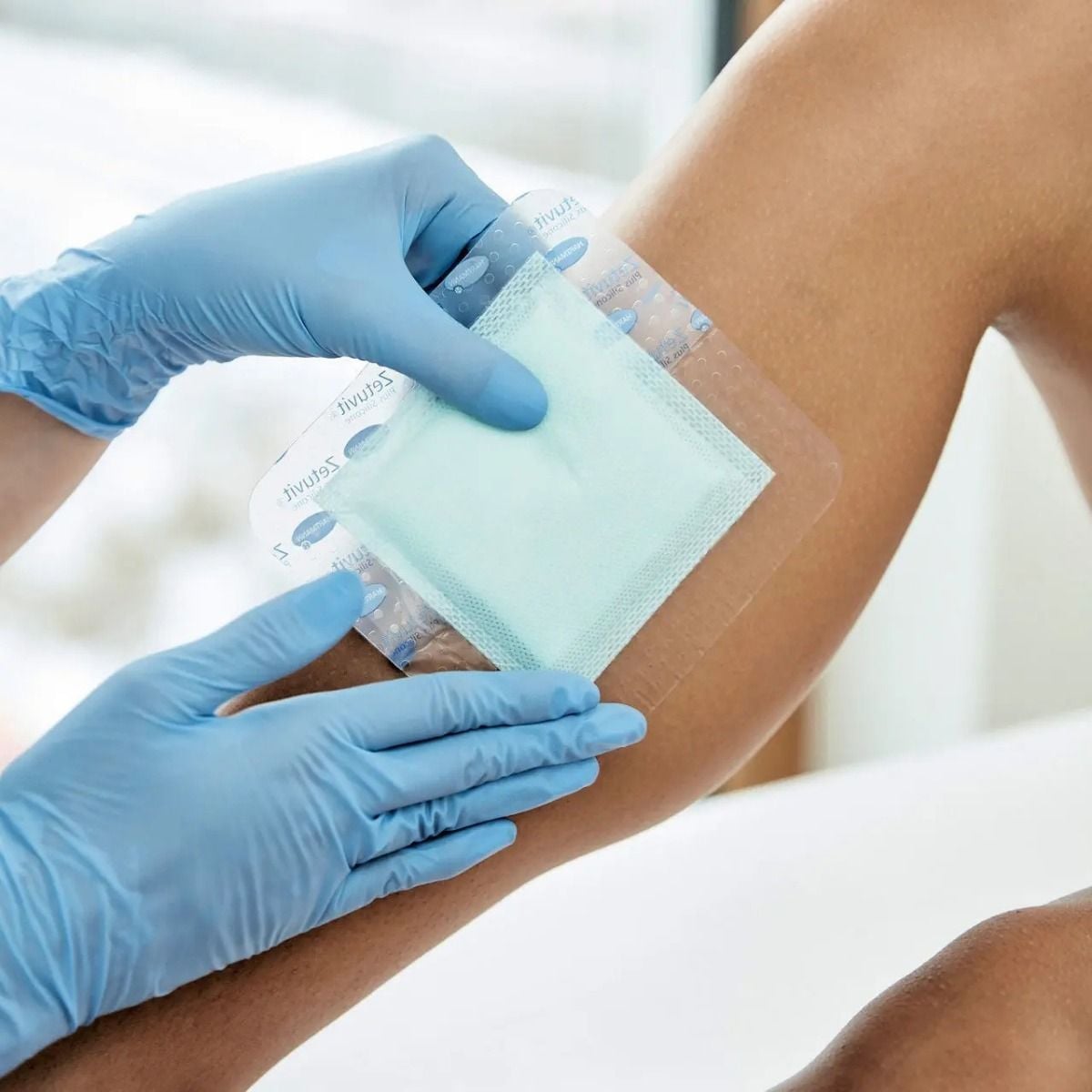 Image 4 of Zetuvit Plus Silicone Bordered Dressings