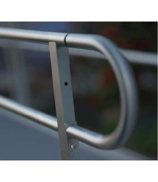 Two-line handrail for extra secure grip.